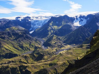 İzlanda'daki dağlarda parlak yeşil yosun ile büyümüş geçit