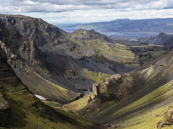 Kanion porośnięte jasny zielony mech w górach Islandii — Zdjęcie stockowe