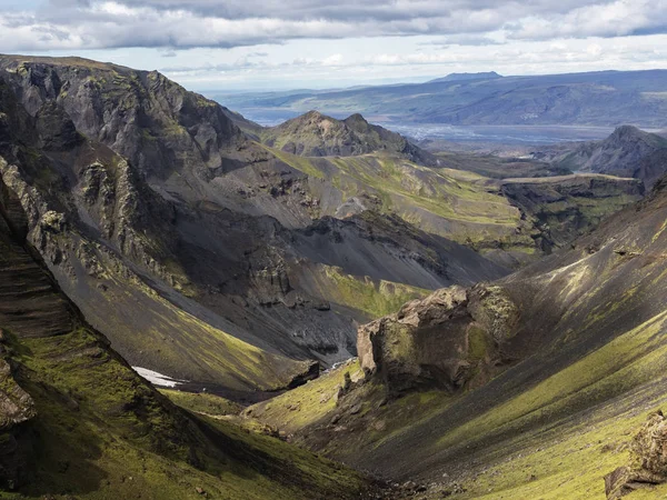 Canyon overgrown with bright green moss in the mountains of Iceland — Stock Photo, Image