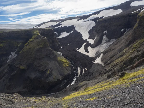 Lejtőin a vulkán Eyjafjallajokull-a fekete láva mezők és hó sapkák — Stock Fotó