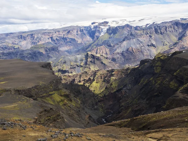 Canyon com arestas cortadas nas montanhas da Islândia — Fotografia de Stock