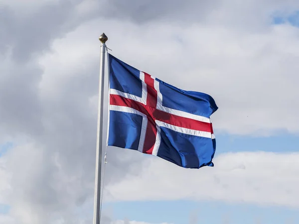 Arka plan mavi gökyüzü bulutlu karşı İzlanda'nın bayrak