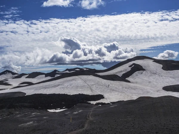Kahverengi lav alanları ve hiking trail Eyjafjallajokull yanardağı çevresinde
