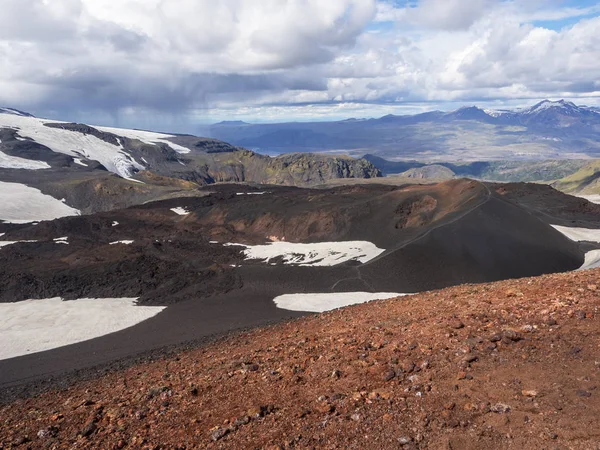Brown lava fields and hiking trail around the volcano Eyjafjallajokull — Stock Photo, Image
