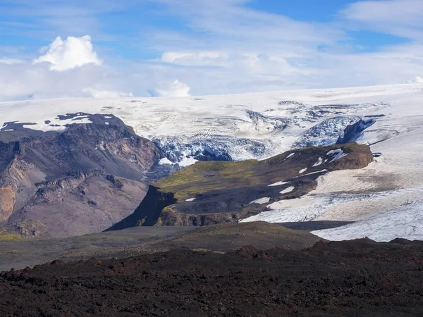 Fekete láva mezők Eyjafjallajokull vulkán, a gleccser — Stock Fotó