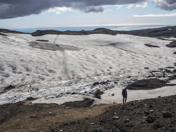 O caminho do vulcão para o oceano através dos campos de neve — Fotografia de Stock