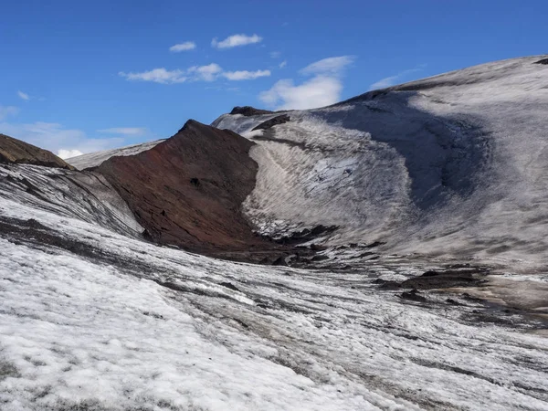 从火山到海洋通过雪原的路径 — 图库照片