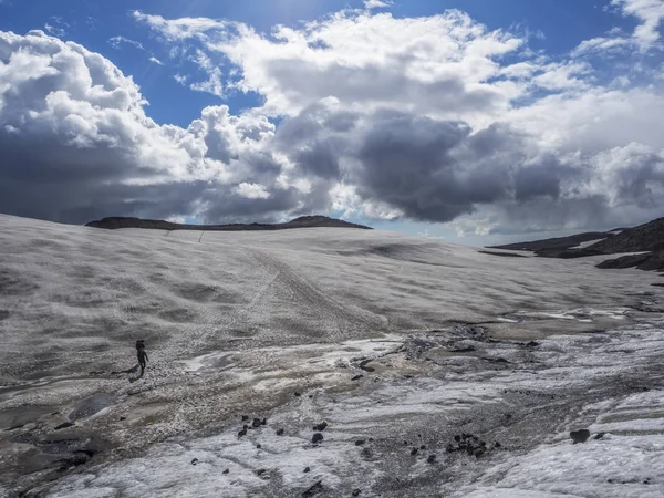 O caminho do vulcão para o oceano através dos campos de neve — Fotografia de Stock