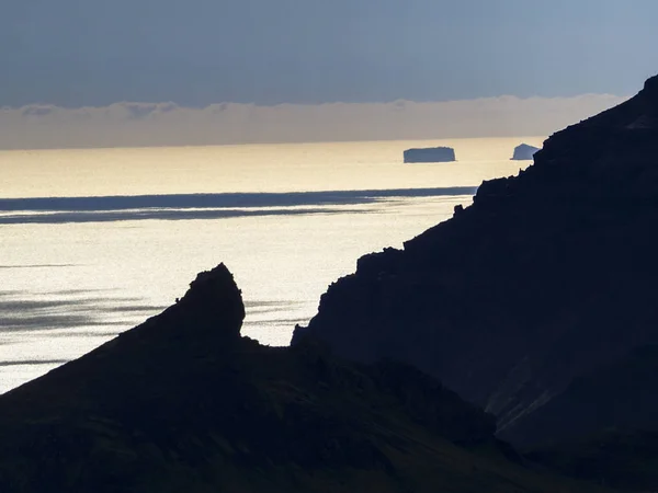 Вид на океан и силуэты гор, Исландия — стоковое фото