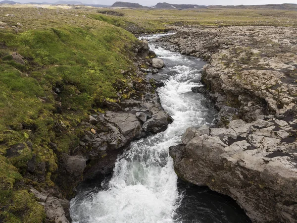 Ett litet vattenfall på floden Skoga — Stockfoto