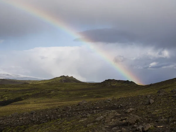 Szivárvány, mint Izland, zöld moha borított hegyek — Stock Fotó