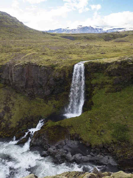 Ett litet vattenfall på floden Skoga — Stockfoto