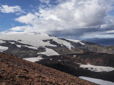 Kahverengi lav alanları ve hiking trail Eyjafjallajokull yanardağı çevresinde