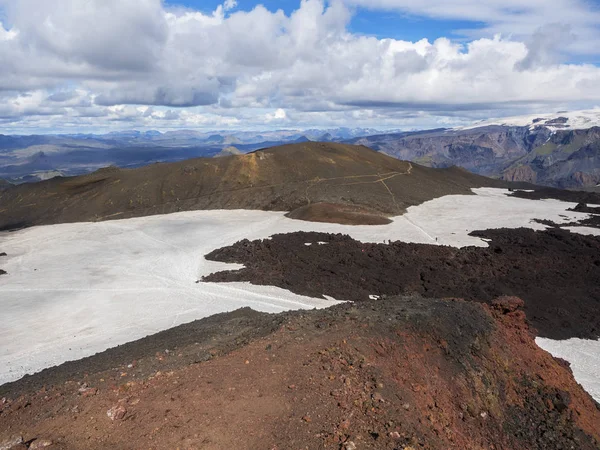 Brown lava fields and hiking trail around the volcano Eyjafjallajokull — Stock Photo, Image