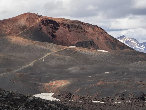 Barna láva mezők és túraútvonal mintegy Eyjafjallajokull vulkán — Stock Fotó