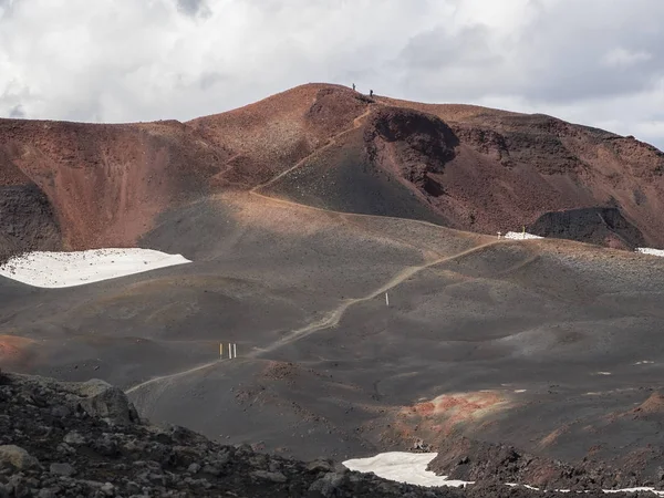 Kahverengi lav alanları ve hiking trail Eyjafjallajokull yanardağı çevresinde