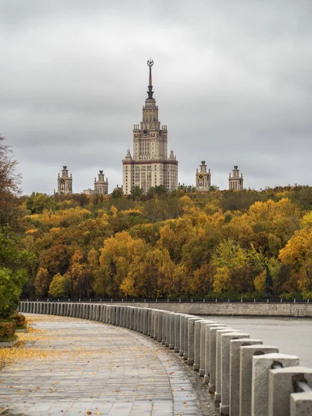 Здание Московского государственного университета на фоне золотой осени — стоковое фото