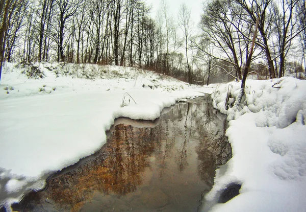 Rivierlandschap in de winter — Stockfoto