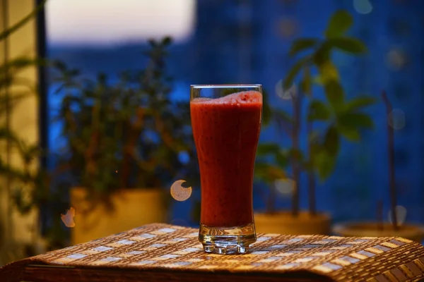 Güzel bir şenlikli arka planda kızılcık Smoothie ile bir cam