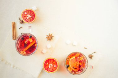 Kuru meyve, tarçın karanfil terbiye ve anason tohumu yapılmış çay. Yakın bir portakal bulursun