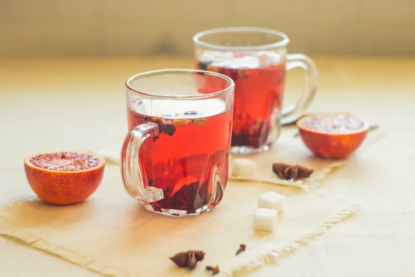 Tee aus getrockneten Früchten, gewürzt mit Zimtnelken und Aniskernen. es gibt eine Orange in der Nähe — Stockfoto