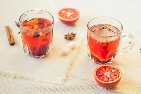 Tee aus getrockneten Früchten, gewürzt mit Zimtnelken und Aniskernen. es gibt eine Orange in der Nähe — Stockfoto