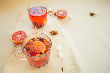 Kuru meyve, tarçın karanfil terbiye ve anason tohumu yapılmış çay. Yakın bir portakal bulursun