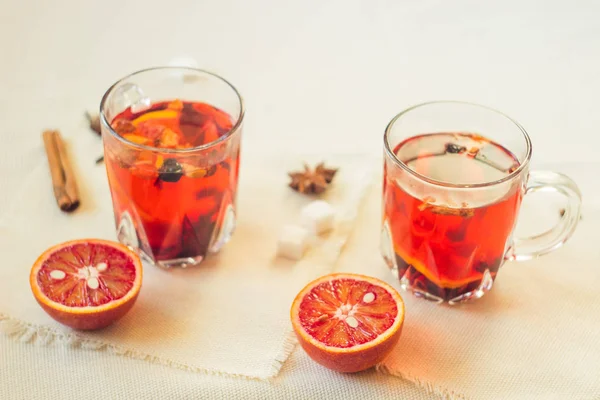 Tee aus getrockneten Früchten, gewürzt mit Zimtnelken und Aniskernen. es gibt eine Orange in der Nähe — Stockfoto