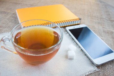 Sabah fincan da çay. , Beyaz bir akıllı telefon bu.