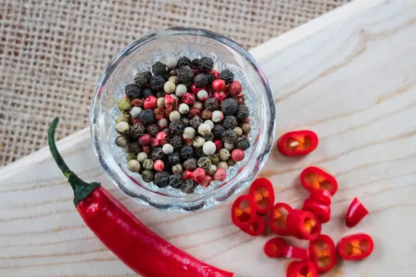 Chili peper ligt op een zak op een houten tafel. — Stockfoto