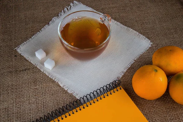 Morgen Tasse Tee. Notizblock, um Pläne für den Tag zu schreiben. — Stockfoto