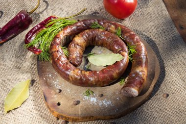 Bir yüzük ızgarada pişmiş sosis.