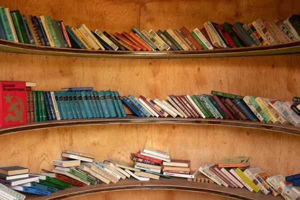 Straßenbücherei. Eine große Zahl von Büchern liegt in den Regalen. — Stockfoto