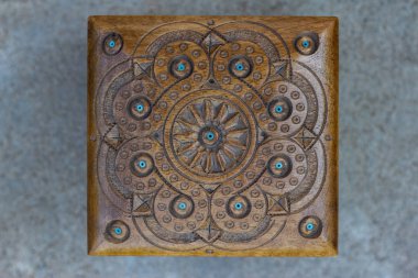 El yapımı ahşap tabut. Kutu kapağına oyulmuş güzel desen