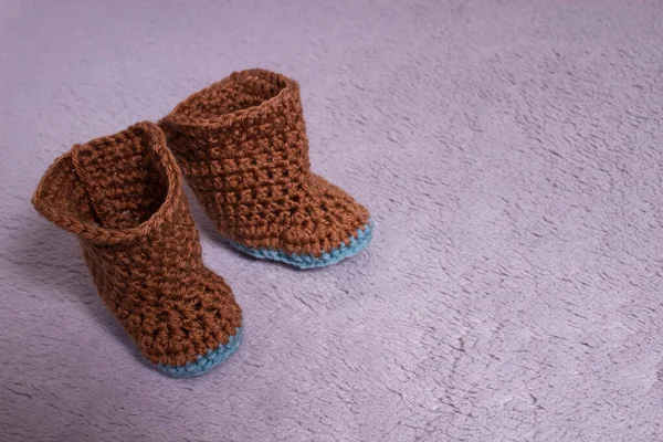 Stivali in maglia. Scarpe lavorate a maglia. Stivaletti per bambini. Fatto da mani . — Foto Stock