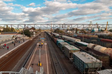 Kiev, Ukrayna - 22 Eylül 2019. Nakliye istasyonu. Şehrin elektrik treni yolcuları için Peron.