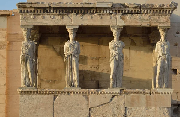 Karyatider beskäras på Akropolis Hill i Aten Grekland — Stockfoto