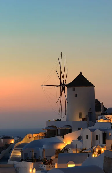 Oia Santorini Kykladerna Grekland i kvällsljus — Stockfoto