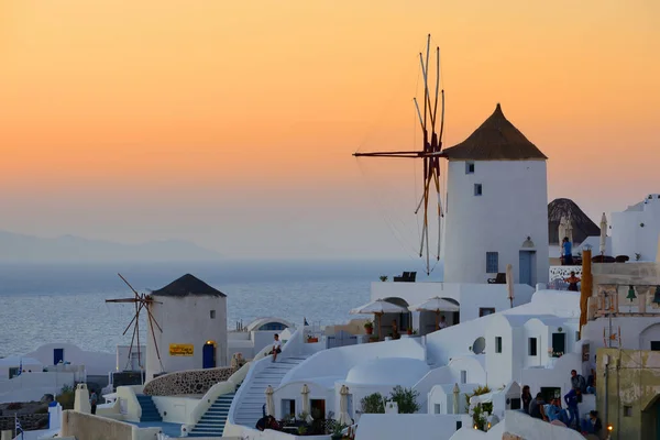 Oia Santorini Kykladerna Grekland i kvällsljus — Stockfoto