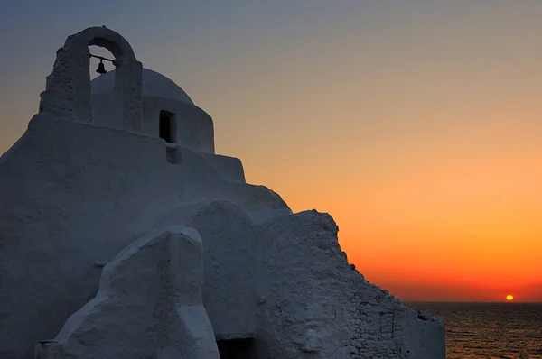 Solnedgång vid Panagia Paraportiani kyrka, Mykonos — Stockfoto