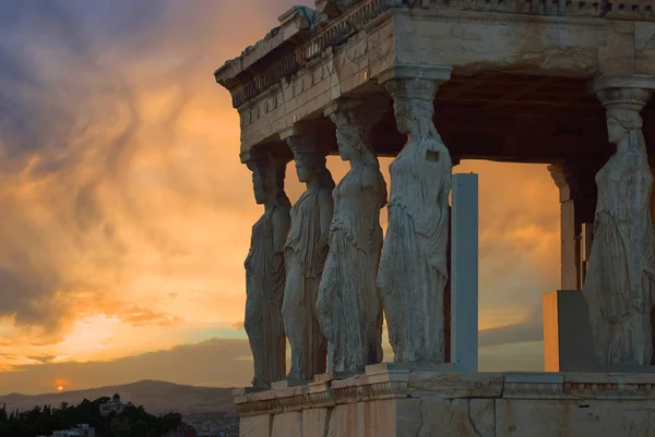 Güzel gün batımı ve Caryatids Acropolis