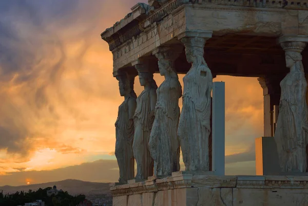 Vacker solnedgång och karyatider i Akropolis — Stockfoto