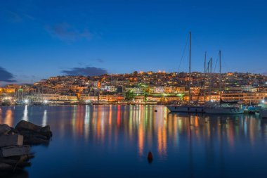 Mikrolimano ve mavi saat sırasında Yunanistan Kastella Tepesi'nin görünümü