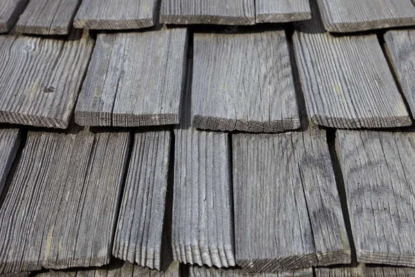 Perspective naturel non peint vieille maison carreaux de bois motif de toit — Photo