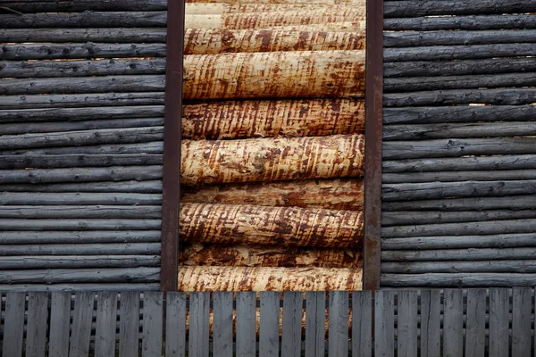 Frammento di facciata e recinzione in legno di pino scortecciato tagliato da poco di legno rustico orizzontale e verticale grigio — Foto Stock