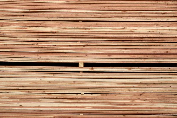製材所の材木置き場で木の板を積層板のパターン — ストック写真
