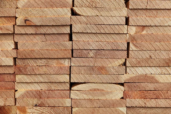 Modèle de poutres empilées rectangulaires en bois à la scierie — Photo