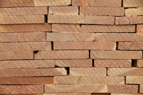 Patrón de madera de viga rectangular apilada en aserradero —  Fotos de Stock