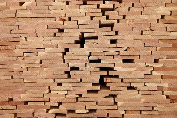 Patroon van gestapelde rechthoekig houten balk hout op zagerij houtzagerij — Stockfoto