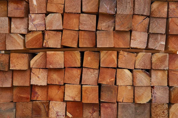 Modèle de poutres carrées empilées en bois à la scierie . — Photo